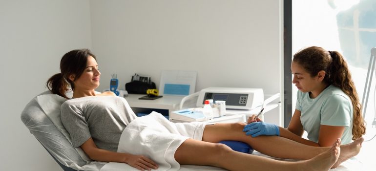 Electroacupuncture dry with needle on female knee