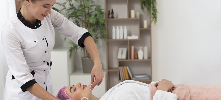 masseur-taking-care-her-client (1)