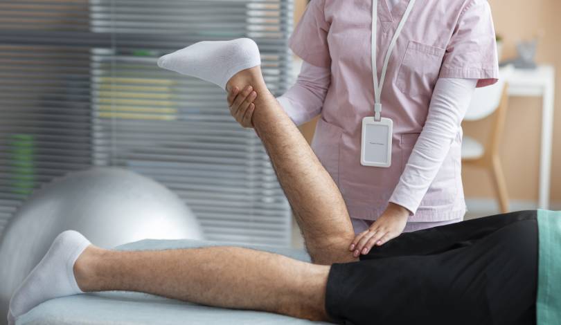 Physiotherapist guiding a patient through knee pain physiotherapy treatment.