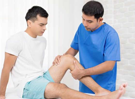 Patient receiving non-surgical knee pain physiotherapy