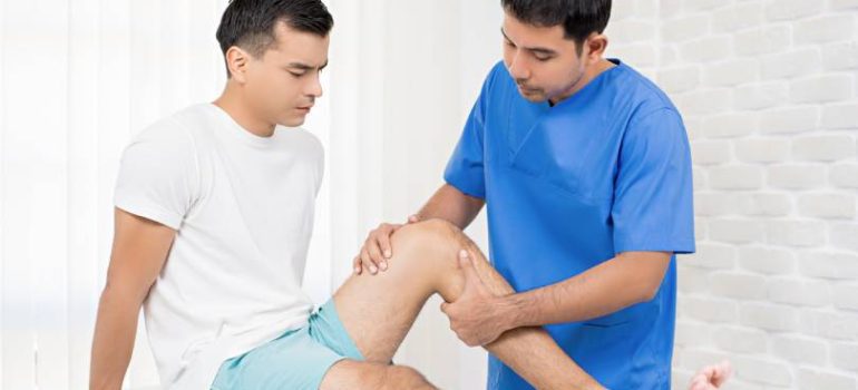 Patient receiving non-surgical knee pain physiotherapy