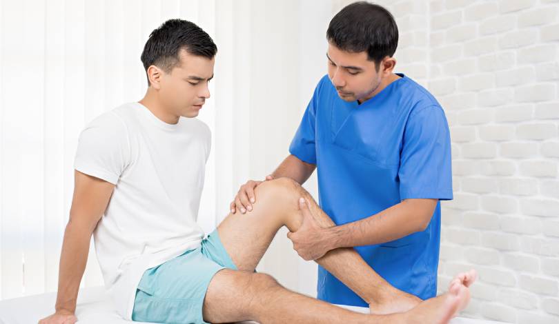 Patient receiving non-surgical knee pain physiotherapy