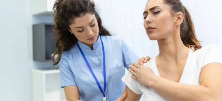 frozen-shoulder-physiotherapy-session-with-therapist