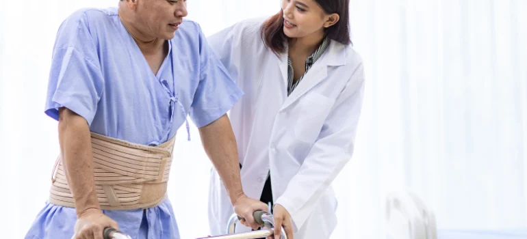 patient-undergoing-spinal-cord-physiotherapy-exercises