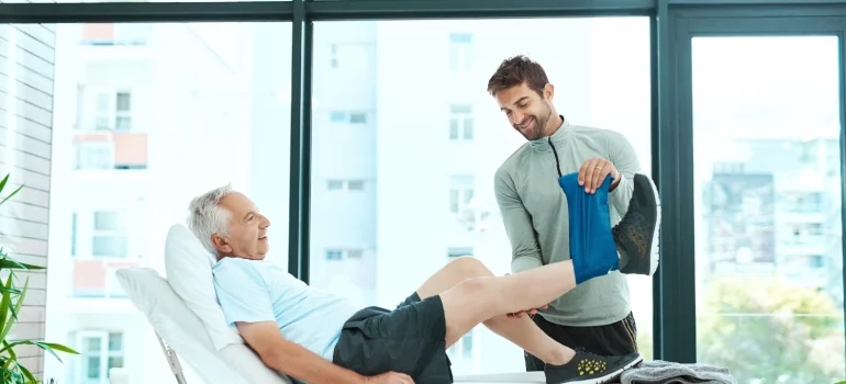 physiotherapist-assisting-a-patient-with-safe-controlled-strengthening-exercise-for-the-knee