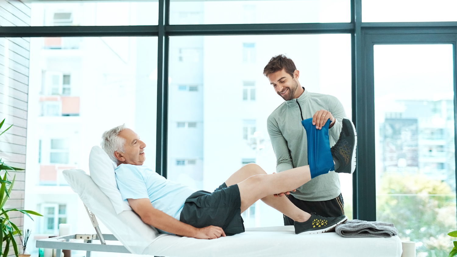 physiotherapist-assisting-a-patient-with-safe-controlled-strengthening-exercise-for-the-knee