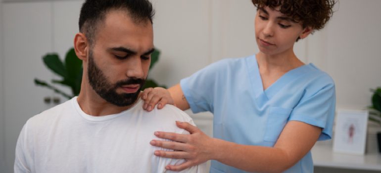 shoulder-physio-applying-ultrasound-modality-for-physio-for-shoulder-bursitis-inflammation
