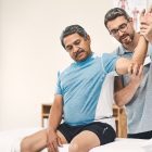 certified-knee-physiotherapist-guiding-a-patient-through-vmo-strengthening-exercise
