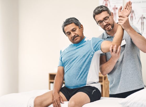 certified-knee-physiotherapist-guiding-a-patient-through-vmo-strengthening-exercise