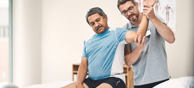 certified-knee-physiotherapist-guiding-a-patient-through-vmo-strengthening-exercise