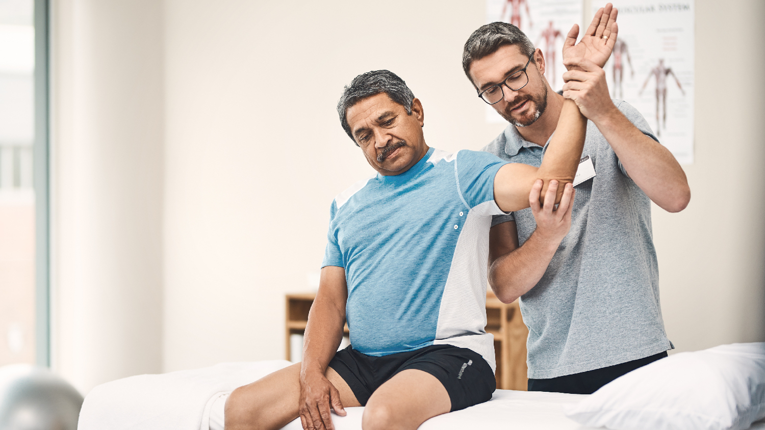certified-knee-physiotherapist-guiding-a-patient-through-vmo-strengthening-exercise