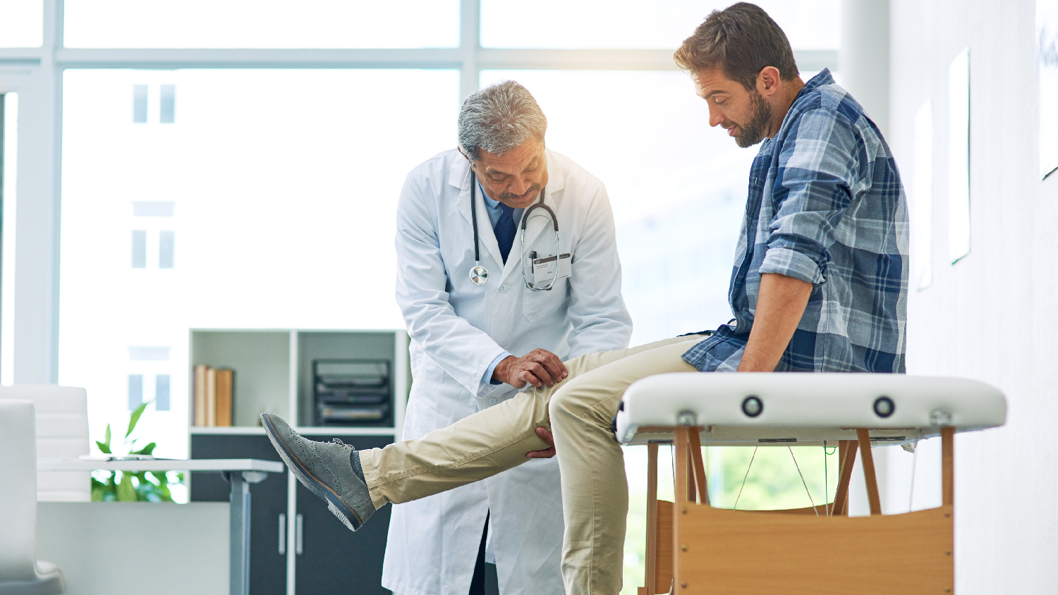 physiotherapist-assisting-a-patient-with-safe-controlled-strengthening-exercise-for-the-knee