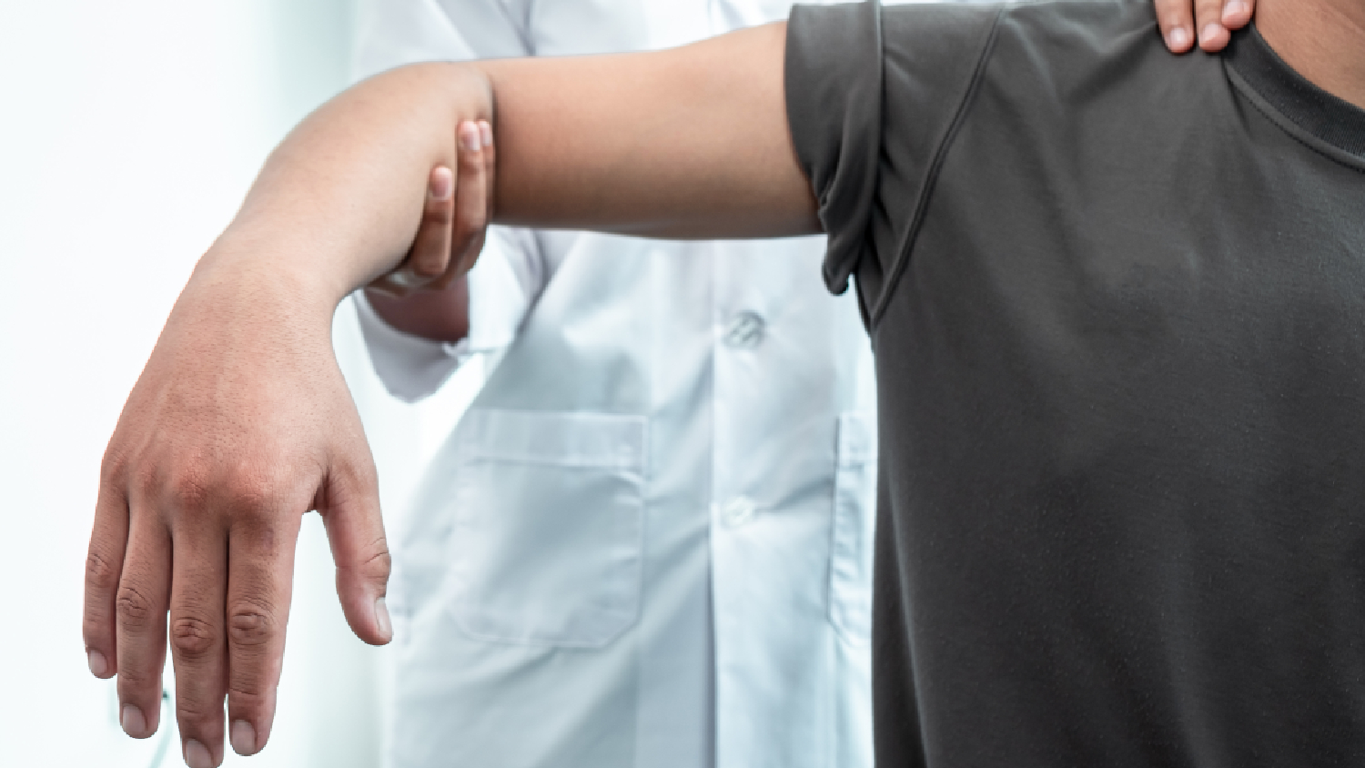 shoulder-physio-guiding-external-rotation-strengthening-exercise-for-rotator-cuff-injury