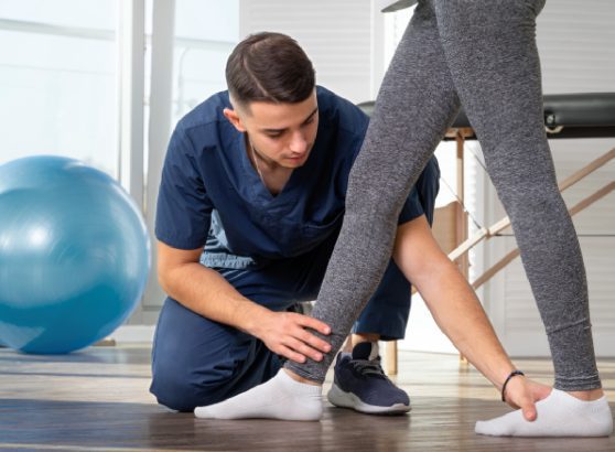 patient-performing-controlled-leg-press-exercise-for-physiotherapy-exercise-for-knee-pain