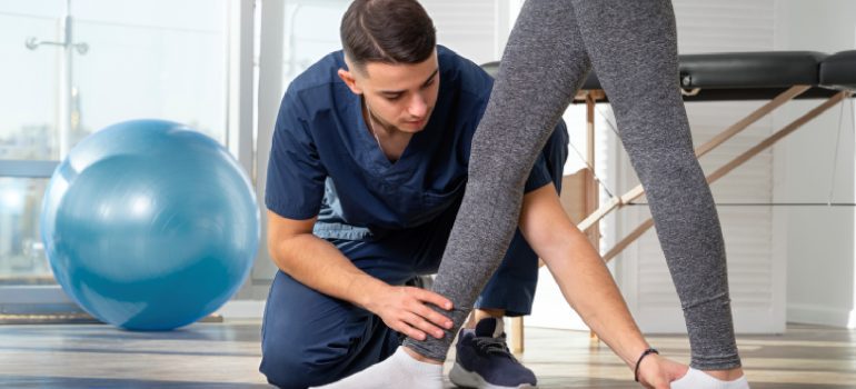 patient-performing-controlled-leg-press-exercise-for-physiotherapy-exercise-for-knee-pain