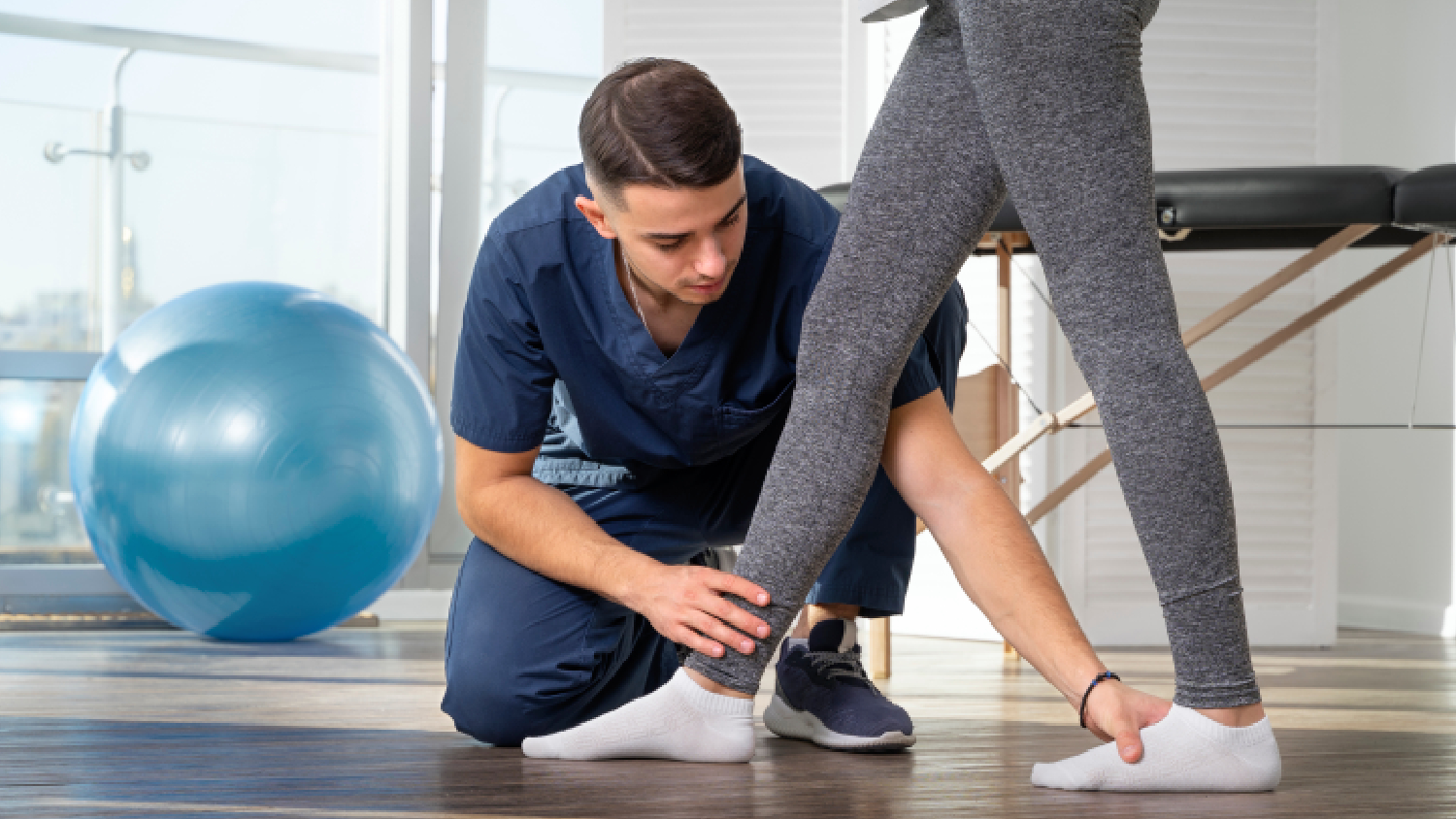 patient-performing-controlled-leg-press-exercise-for-physiotherapy-exercise-for-knee-pain