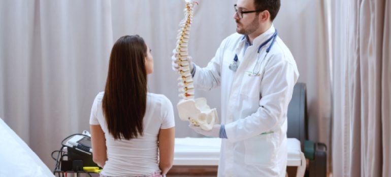 spine-specialist-physical-therapy-guiding-a-patient-through-core-stability-testing