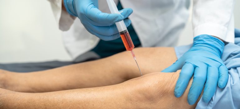 specialist-injecting-platelet-rich-plasma-prp-into-the-knee-joint