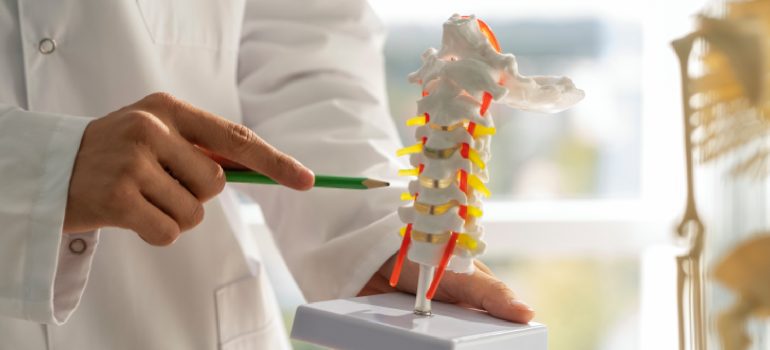 diagram-of-the-cervical-and-lumbar-spine-showing-disc-degeneration-and-bone-spurs