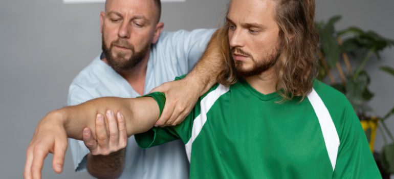 illustration-showing-a-partial-vs-full-thickness-tear-of-the-rotator-cuff-tendon