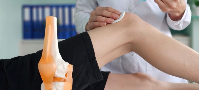 diagram-showing-the-preparation-of-prp-and-its-application-in-treating-knee-arthritis