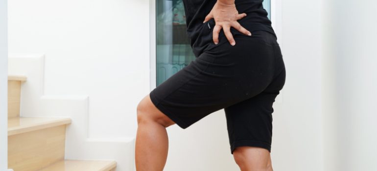 anatomical-diagram-showing-the-sciatic-nerve-path-from-the-lower-back-down-to-the-foot