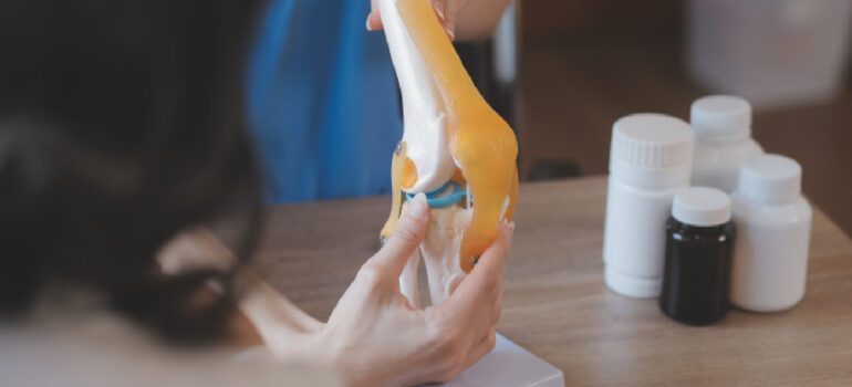 diagram-showing-how-movement-stimulates-synovial-fluid-in-a-joint