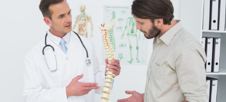 illustration-showing-a-healthy-spine-compared-to-spondylosis-with-bone-spurs