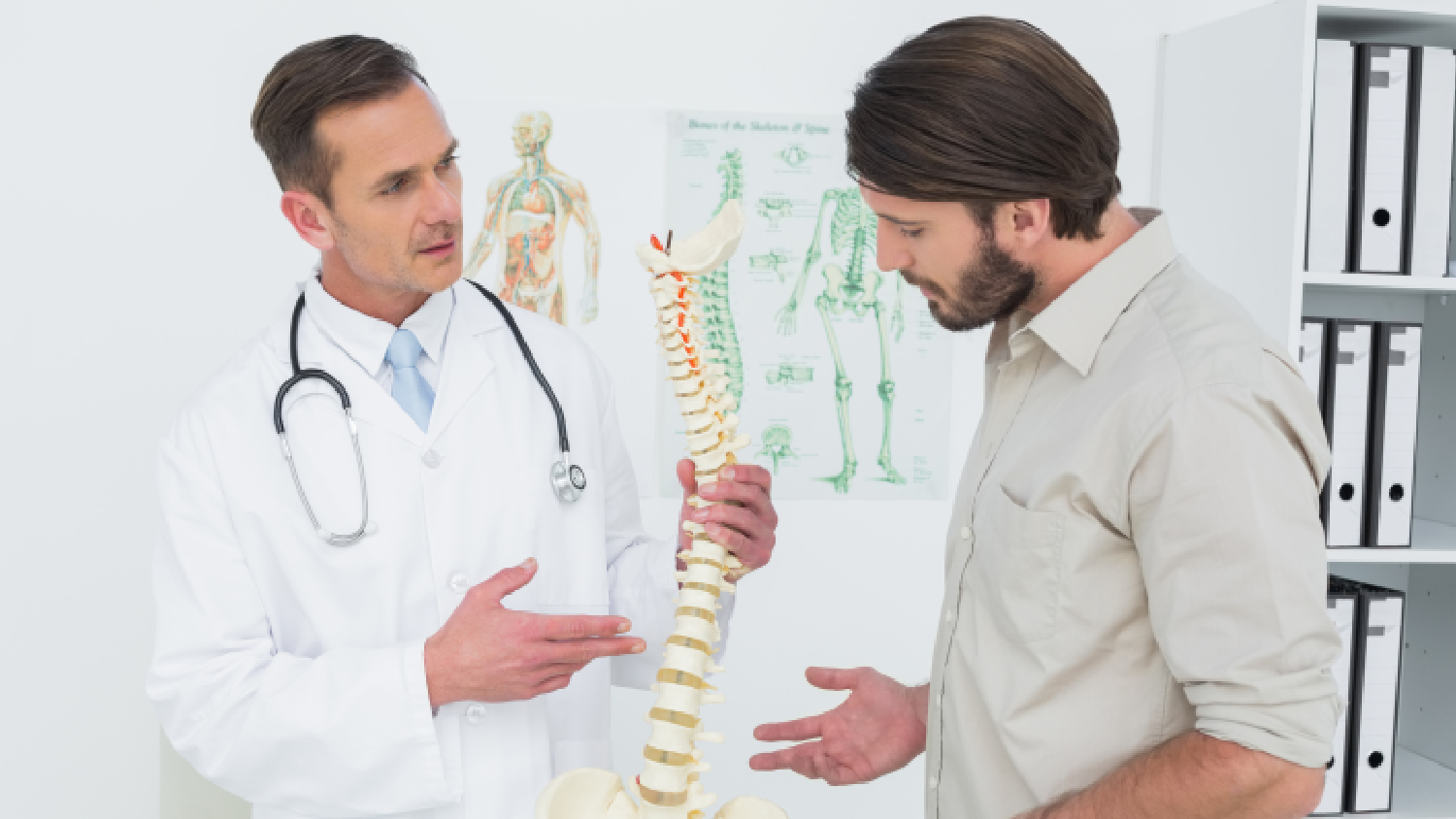 illustration-showing-a-healthy-spine-compared-to-spondylosis-with-bone-spurs