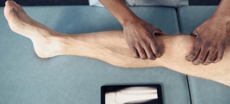 anatomical-chart-demonstrating-improper-tracking-of-the-patella-within-the-femoral-groove (1)