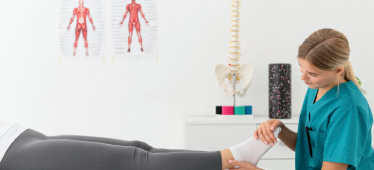 anatomical-chart-tracing-the-sciatic-nerve-path-from-the-lower-lumbar-vertebrae-through-the-glutes-down-to-the-lower-leg
