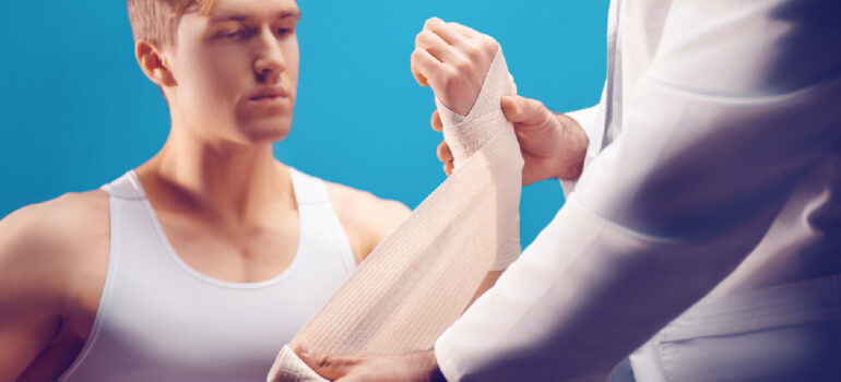 biomechanical-graphic-illustrating-the-healthy-density-of-youthful-muscle-cross-sections-versus-a-sarcopenic-muscle