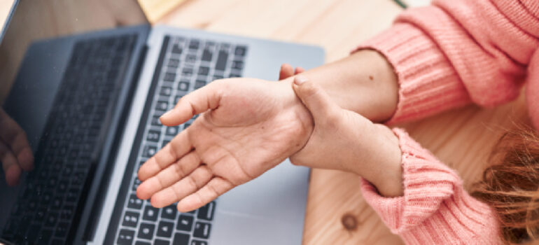 diagram-illustrating-forearm-extensor-tendon-irritation-caused-by-improper-typing-posture (1)